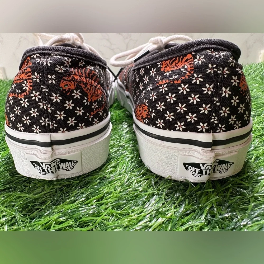 VANS Unisex Bengal Tiger Floral Black/Orange/White Low-Top Sneaker- M4.5, W6.0